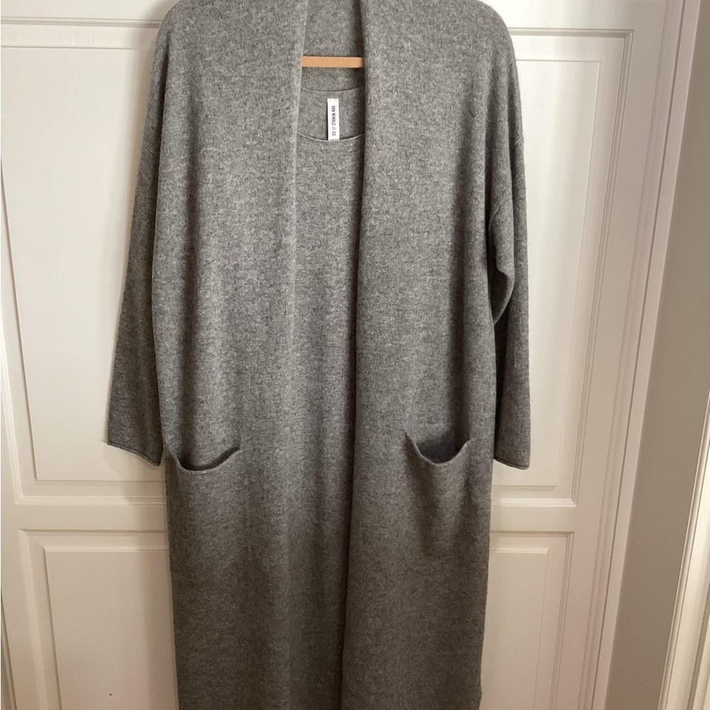 VAN WINKLE & COMPANY luxury light weight cashmere set size L, gray, like new.